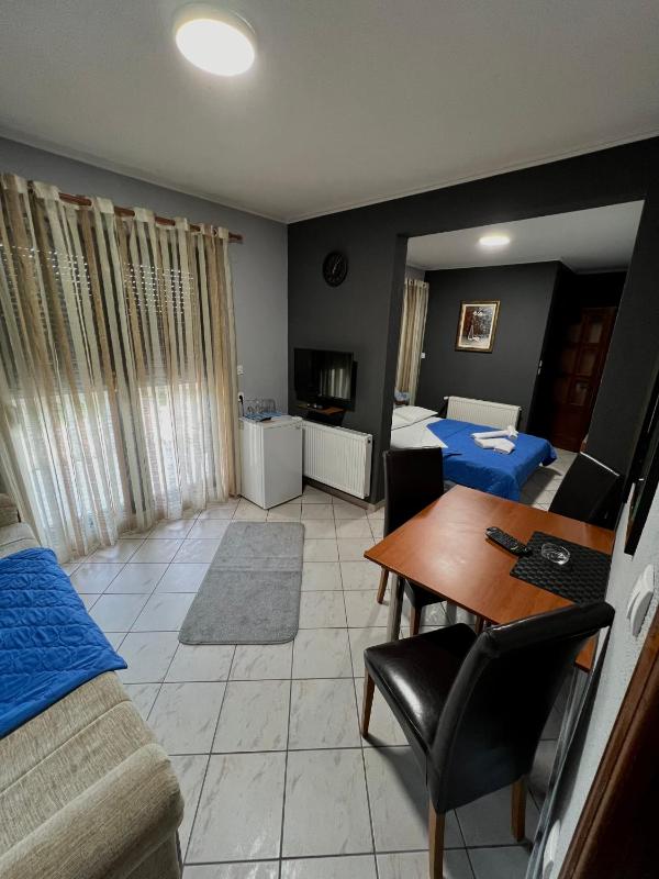Triple Room with Balcony image 2
