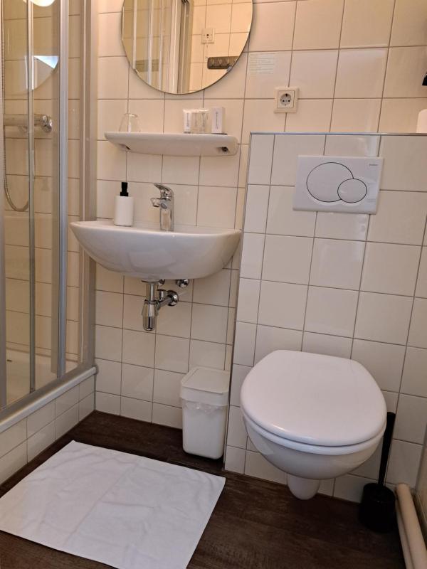 Single Room image 3