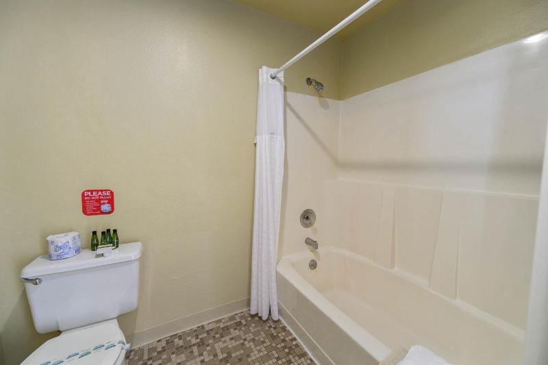Queen Room with Two Queen Beds - Non-Smoking image 4