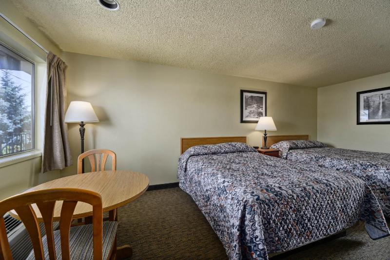 Queen Room with Two Queen Beds - Non-Smoking image 2