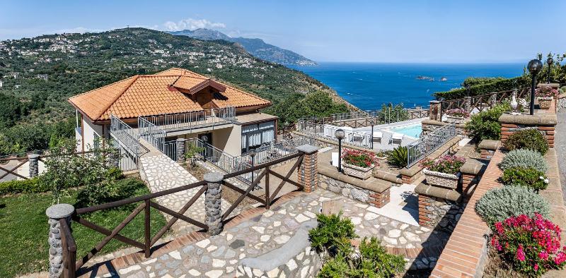 AMORE RENTALS - Villa Lions Rose - image 45