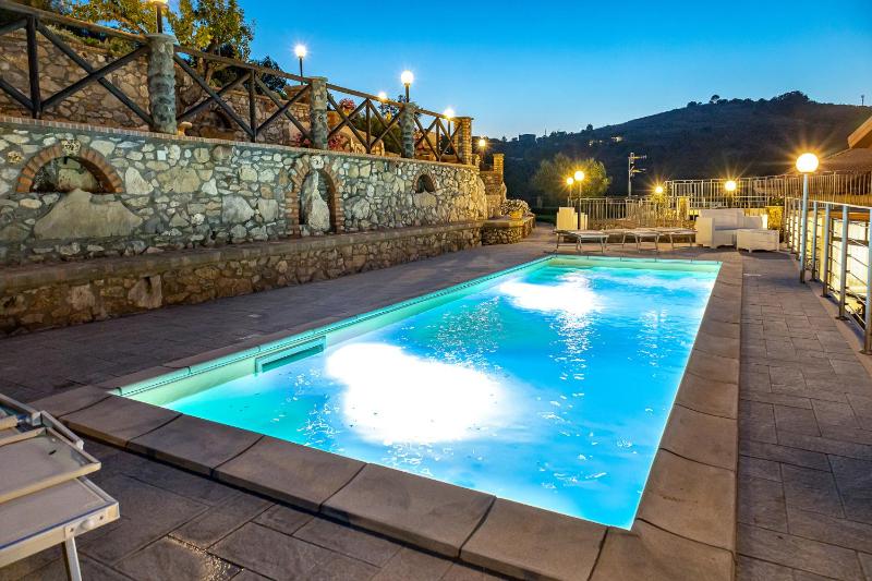 AMORE RENTALS - Villa Lions Rose - image 19