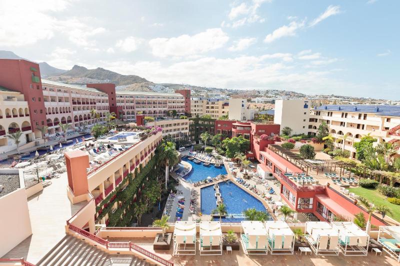 Family Room (3 Adults + 1 Child) with Pool View image 3