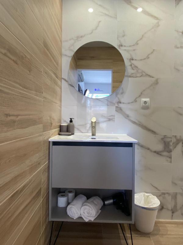 Twin Room image 3