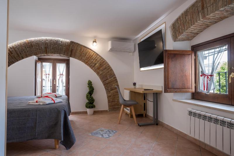 Deluxe Double Room image 3
