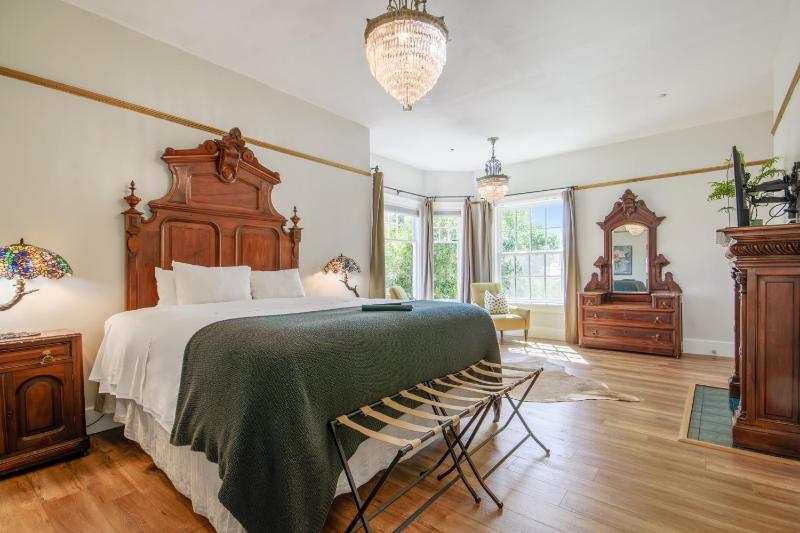 Superior King Room image 2