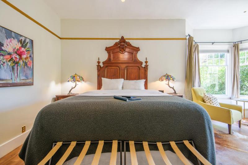 Superior King Room image 3
