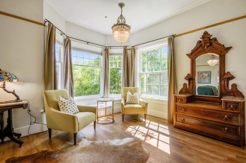 Superior King Room image 4
