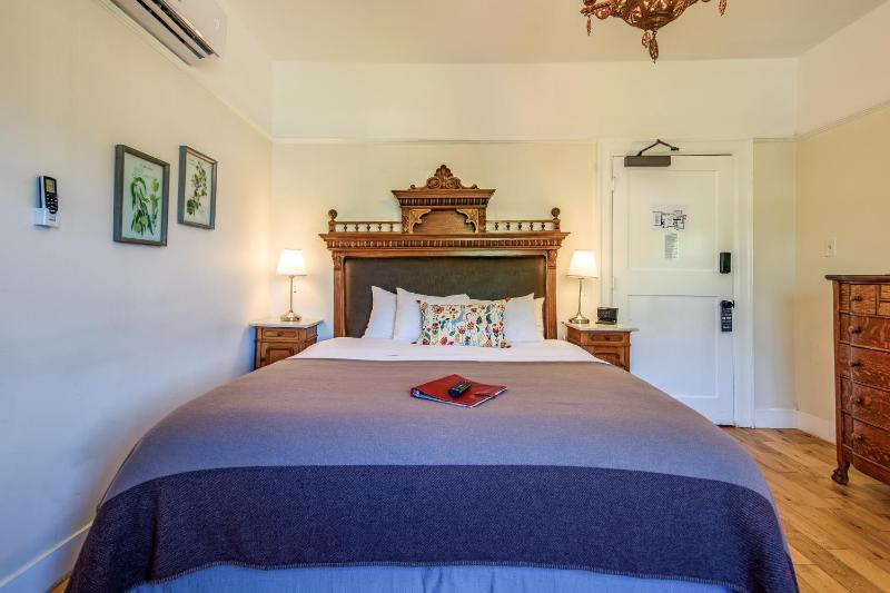 Deluxe King Room image 2