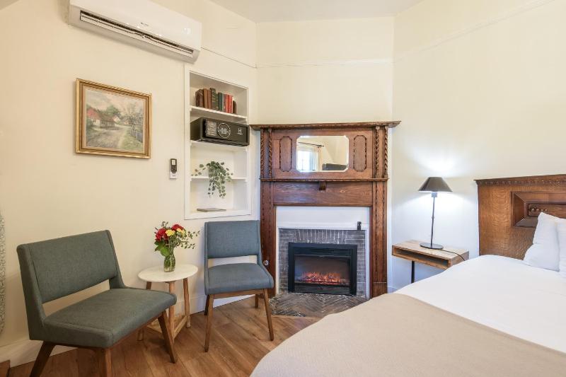 Deluxe King Room image 2