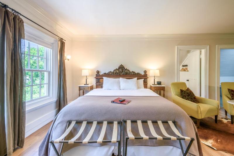 Deluxe King Room image 3