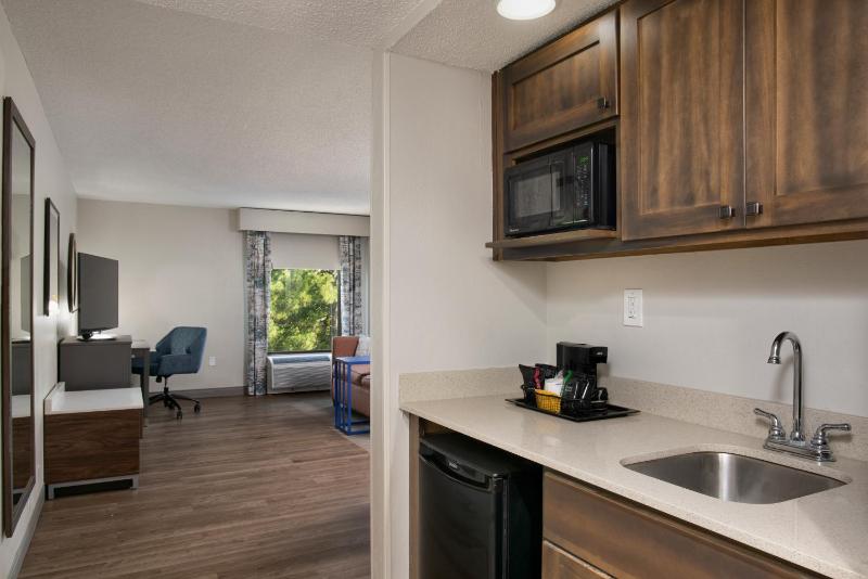 One-Bedroom King Suite with Whirlpool - Non-Smoking  image 2