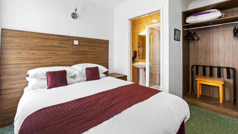 Double Room image 3
