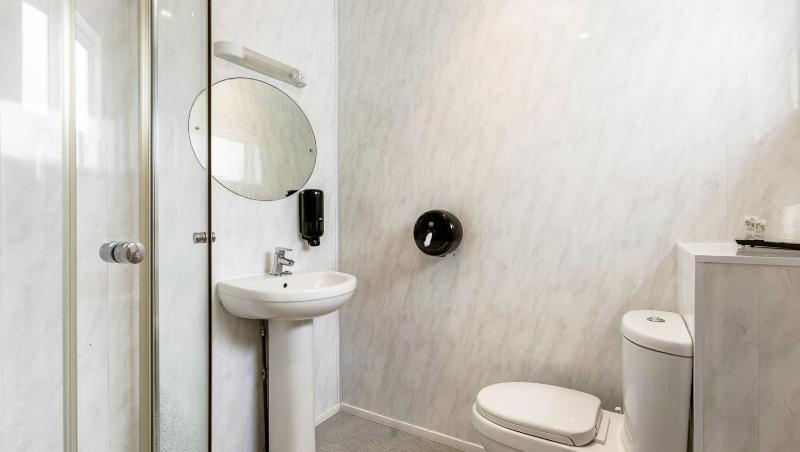 Single Room image 3