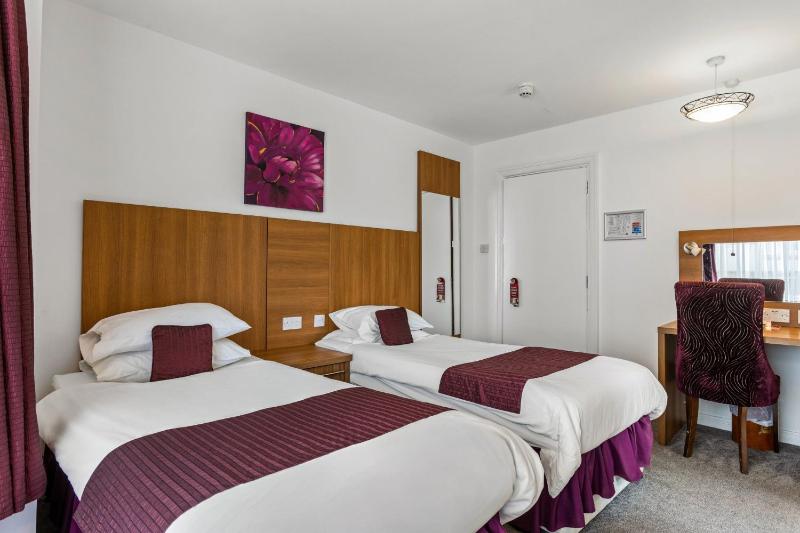 Twin Room image 3