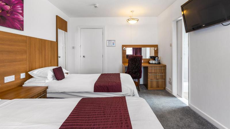Twin Room image 4
