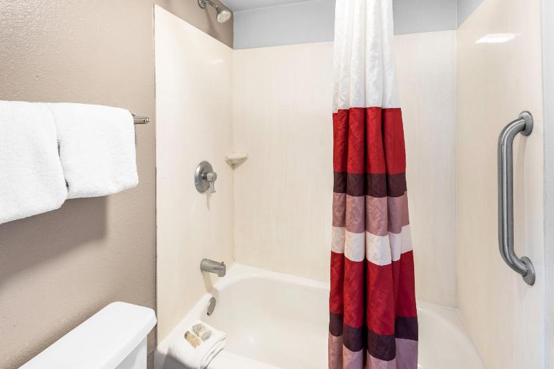 Deluxe King Room Smoke Free image 2