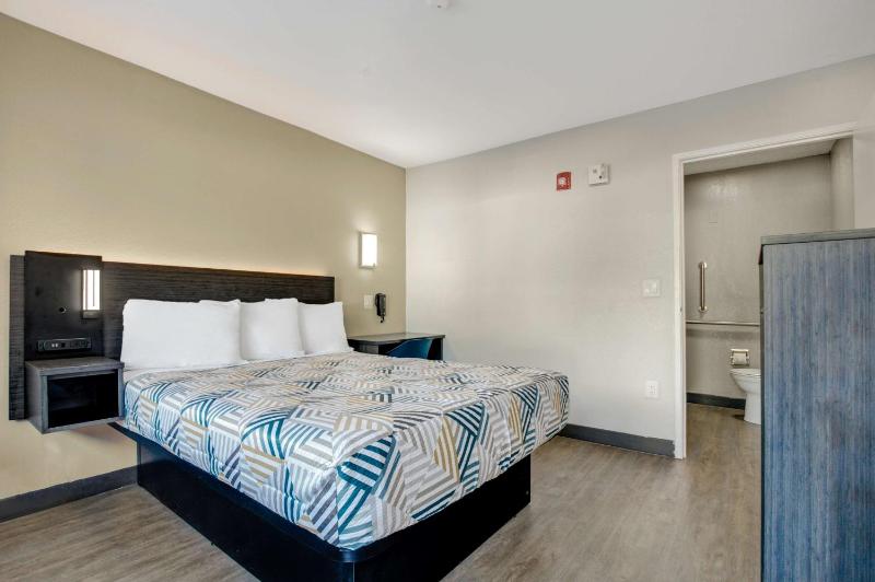 Queen Room - Disability Access - Non-Smoking image 3