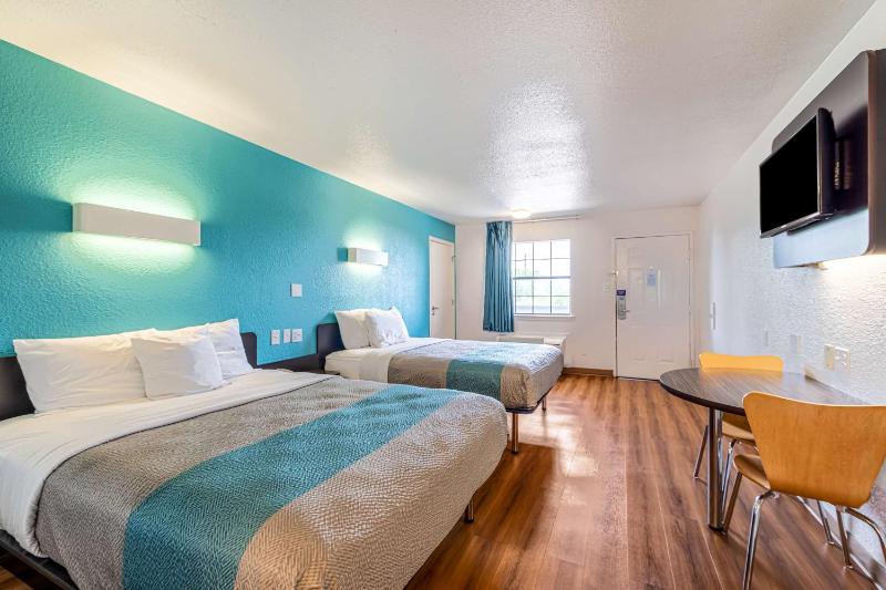 Deluxe Queen Room with Two Queen Beds - Non-Smoking image 1