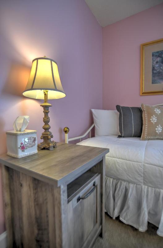 Queen Room with Twin Bed image 3