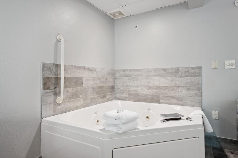 King Room with Jetted Tub and Forest View with Balcony - Non-Smoking image 3