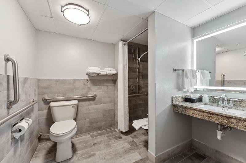 Queen Room with Balcony - Mobility Accessible/Non-Smoking image 2