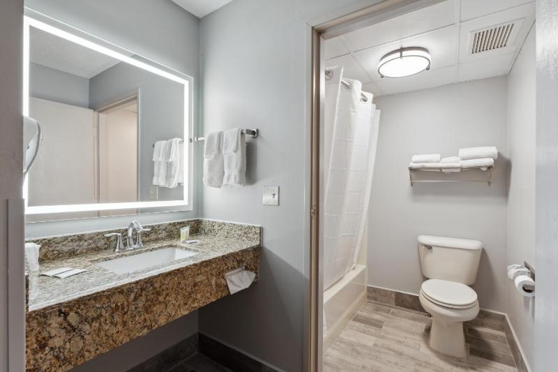Queen Room with Balcony - Mobility Accessible/Non-Smoking image 4
