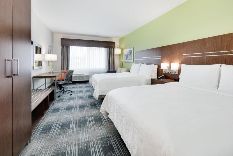 Queen Suite with Two Queen Beds image 2