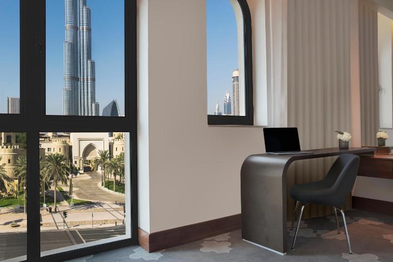 Deluxe King Room with Landmark View image 3