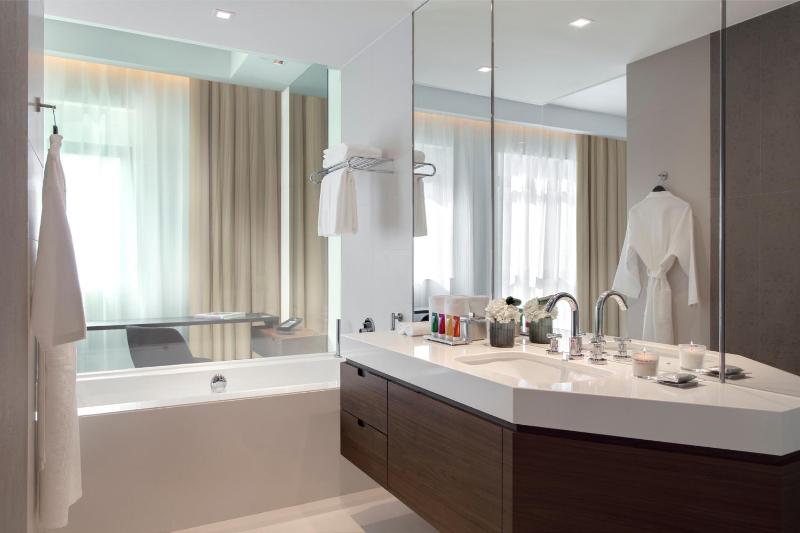Deluxe King Room with Landmark View image 1