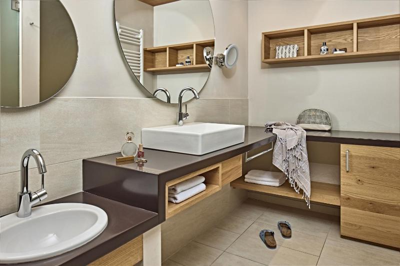 Deluxe Double Room image 4