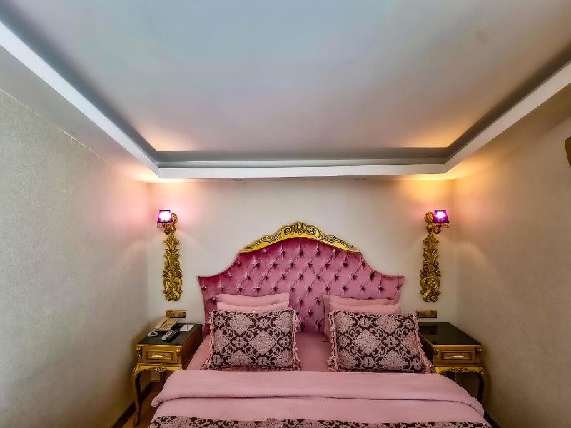Honeymoon Room with Hot Tub image 3