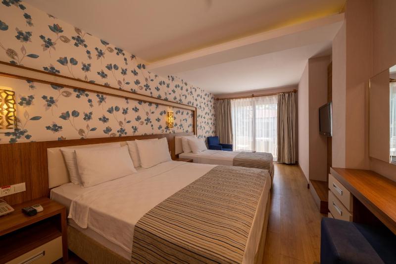 Superior Triple Room image 1