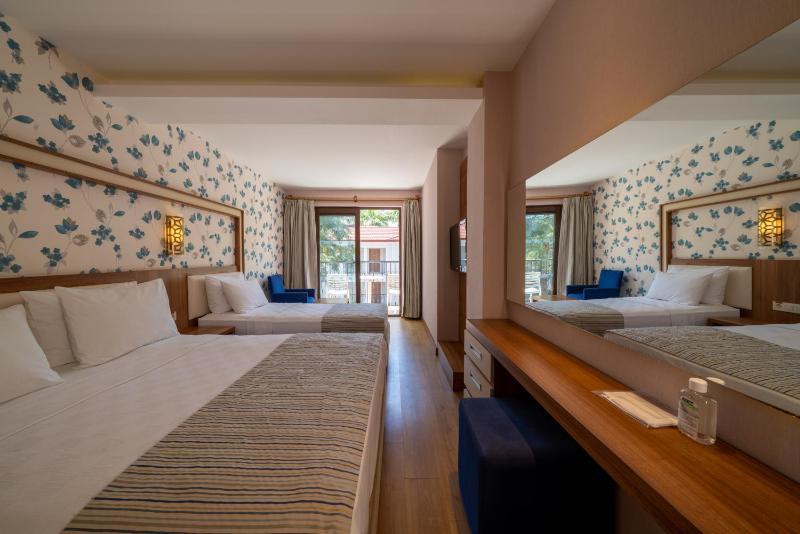 Superior Triple Room image 3