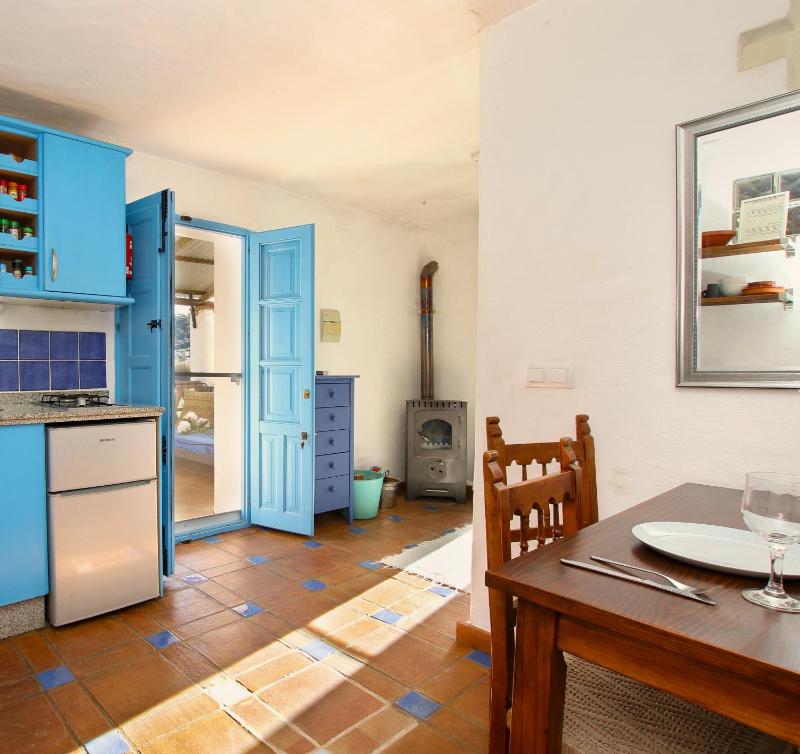 Double Room with Balcony and Kitchenette image 2