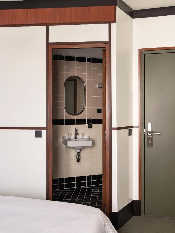 Twin Room image 3
