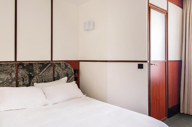 Standard Double Room image 3