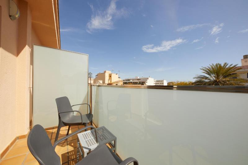 Triple Room with Balcony image 4