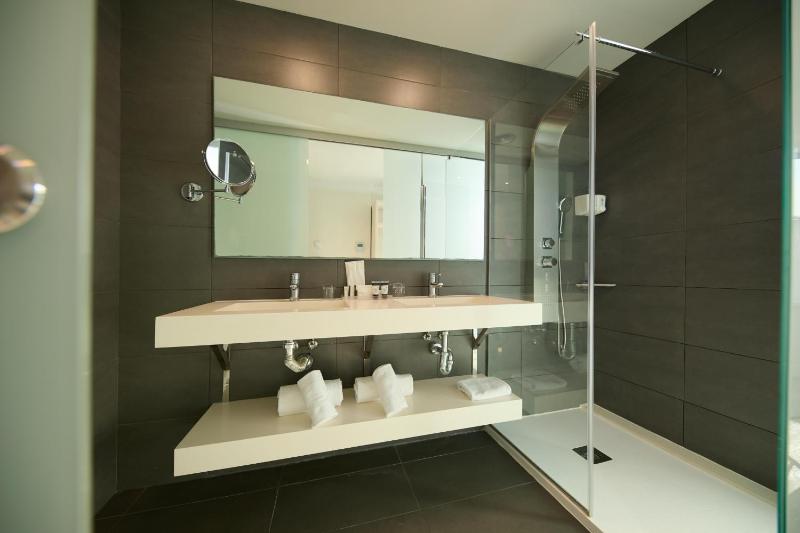 Standard Twin Room image 4