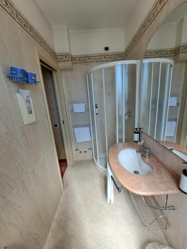 Compact Room image 2