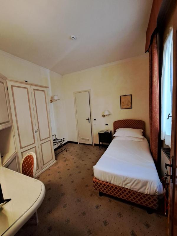 Compact Room image 3