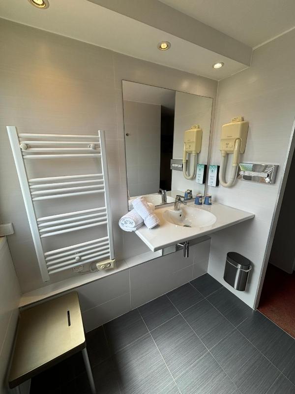 Quadruple Room with 1 Double Bed and 2 Single Beds image 3