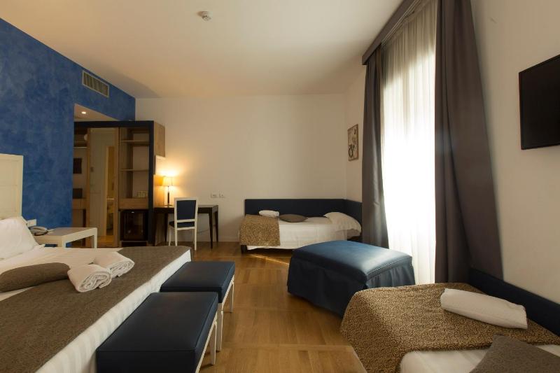 Deluxe Quadruple Room image 1