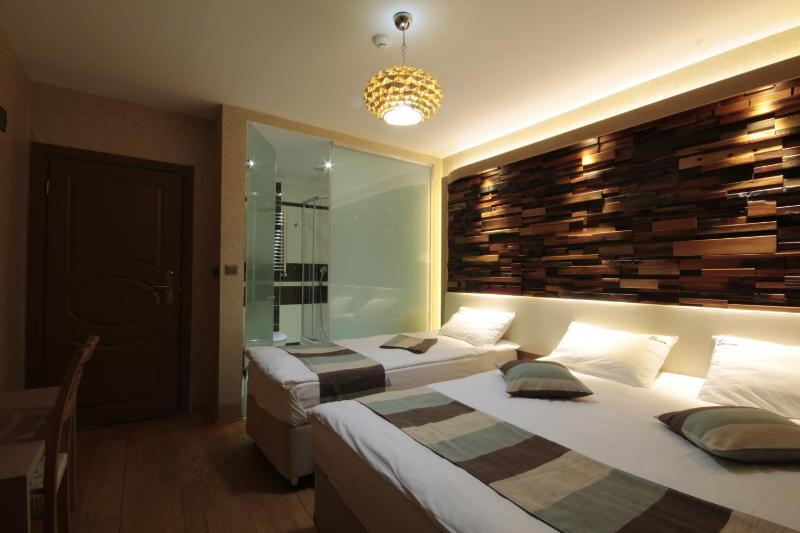 Deluxe Triple Room image 1