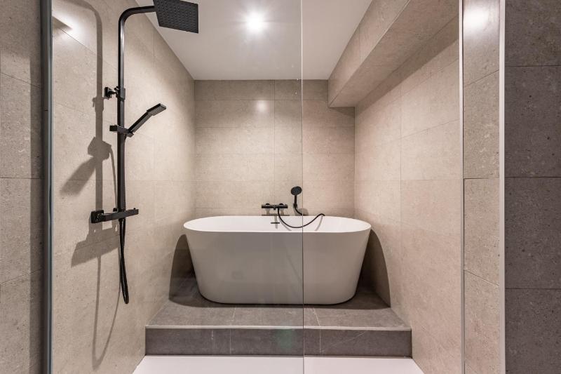 Deluxe Double Room with Bath image 3