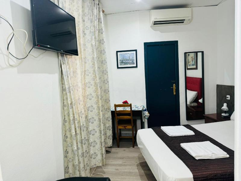 Superior Double Room with Window image 2