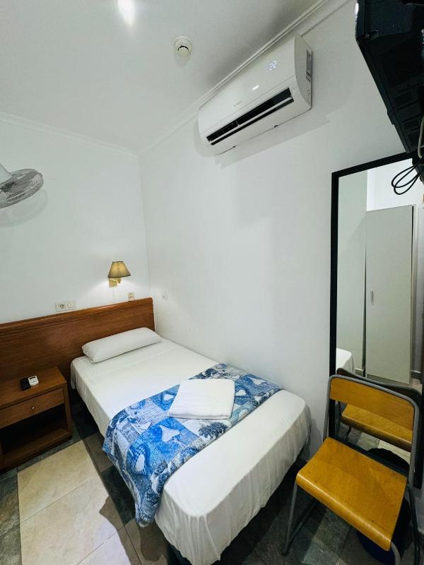 Single Room with Shared Shower and Toilet image 4