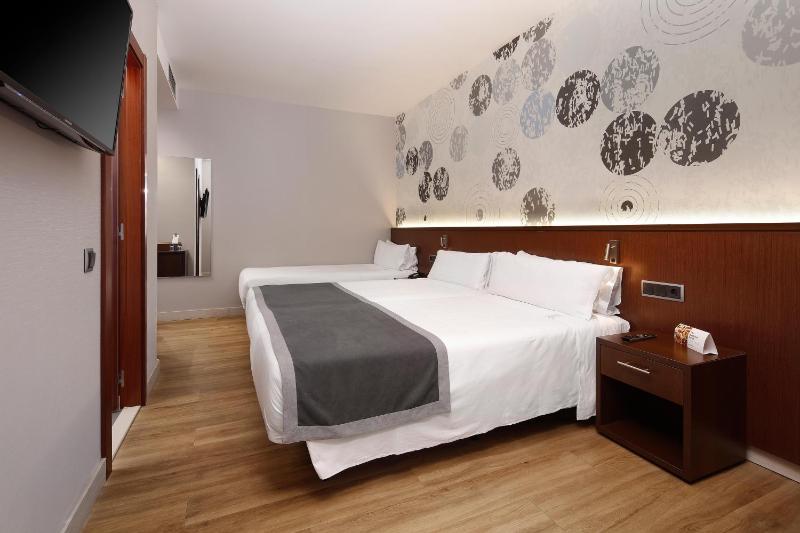 Twin Room with Extra Bed (3 Adults) image 1