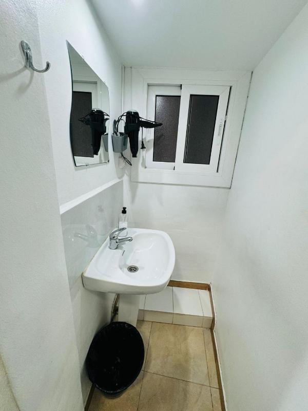 Large Single Room image 2
