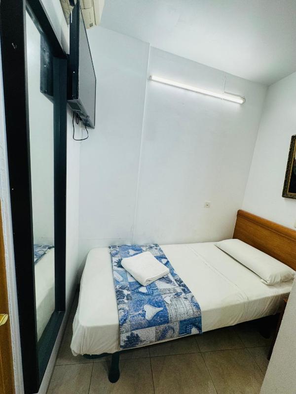 Single Room with Private Bathroom image 1